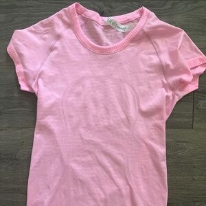 Size 6 Lululemon shirt, super cute color!